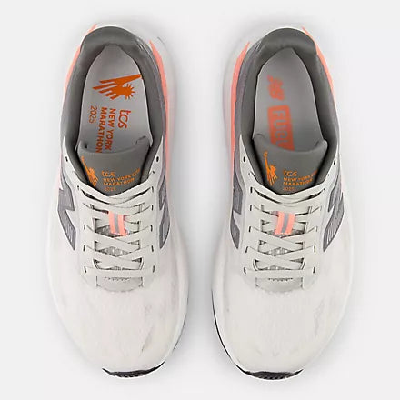 TCS NYC Marathon FuelCell Rebel v5 schoenen